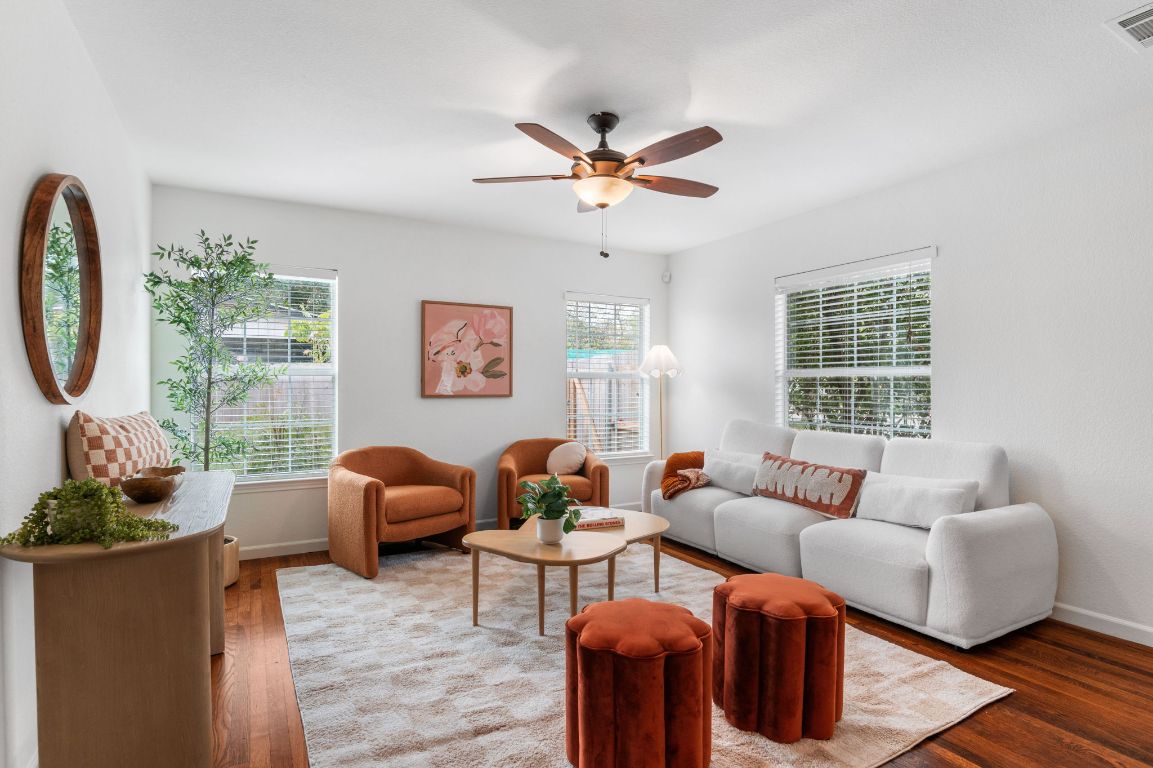 7517 Delafield Lane Austin, TX 78752 - Photo 4 of 39 Expansive living room with beautiful, natural light.