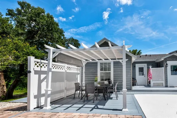 a view of a house with backyard