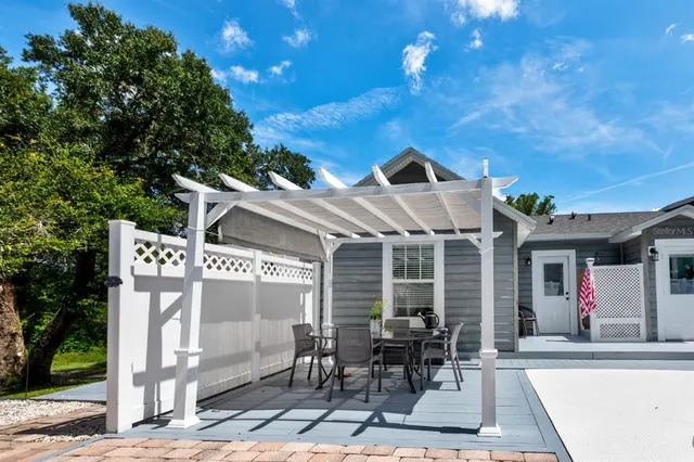 a view of a house with backyard