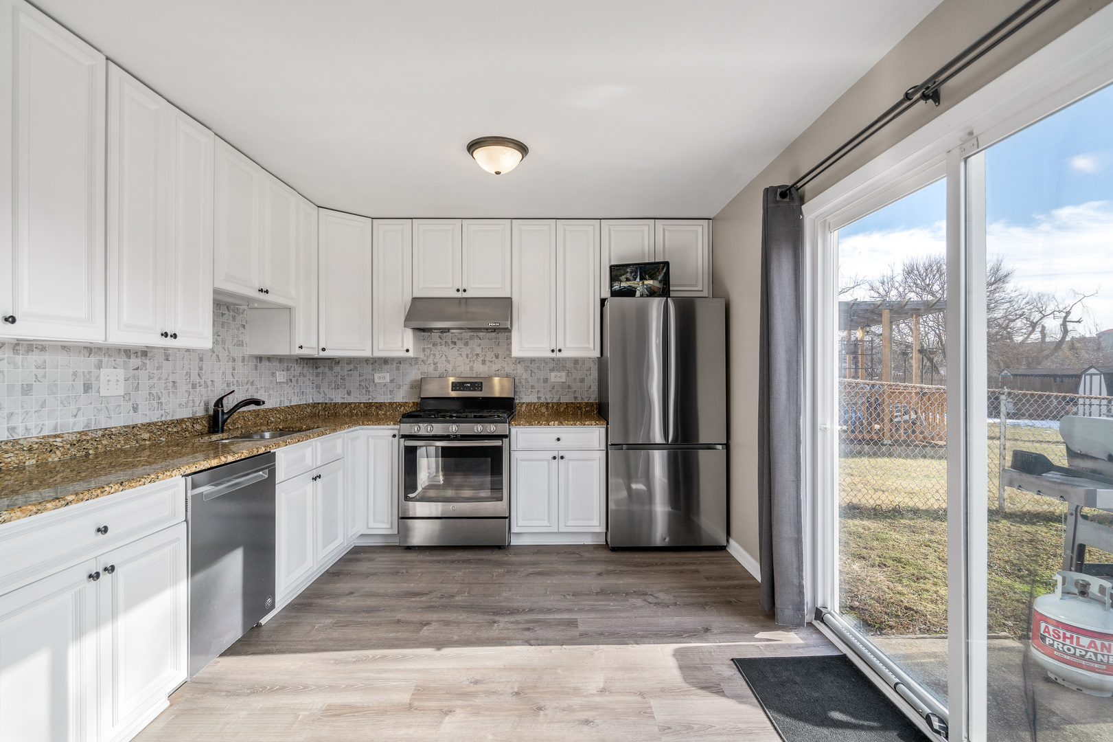 543 Old Stone Road Bolingbrook, IL 60440 - Photo 4 of 16 Gallery Image 4