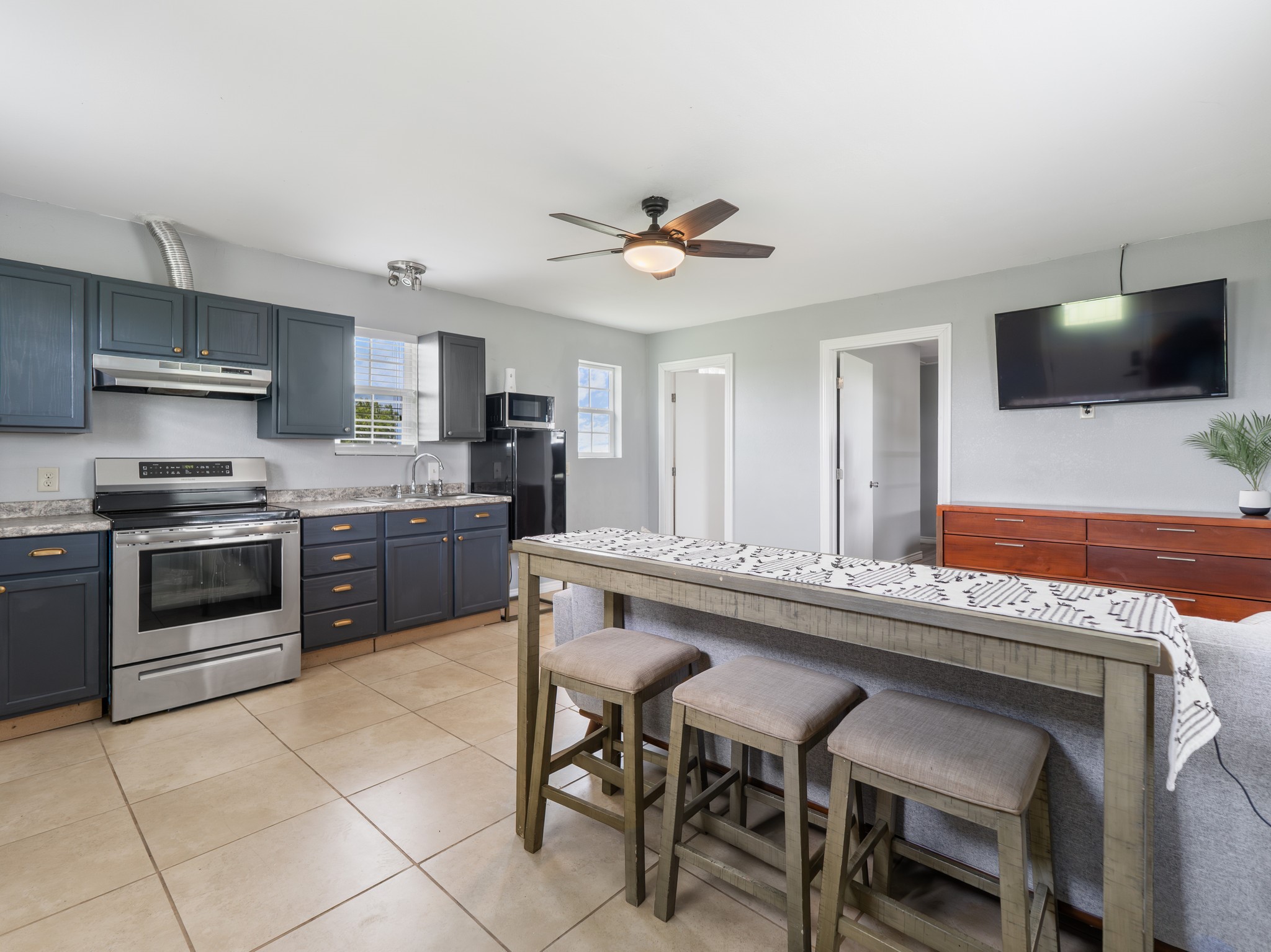 11301 South FM 441 Road El Campo, TX 77437 - Photo 22 of 32 Beautifully appointed guest house with kitchen features gleaming granite and tile floors.