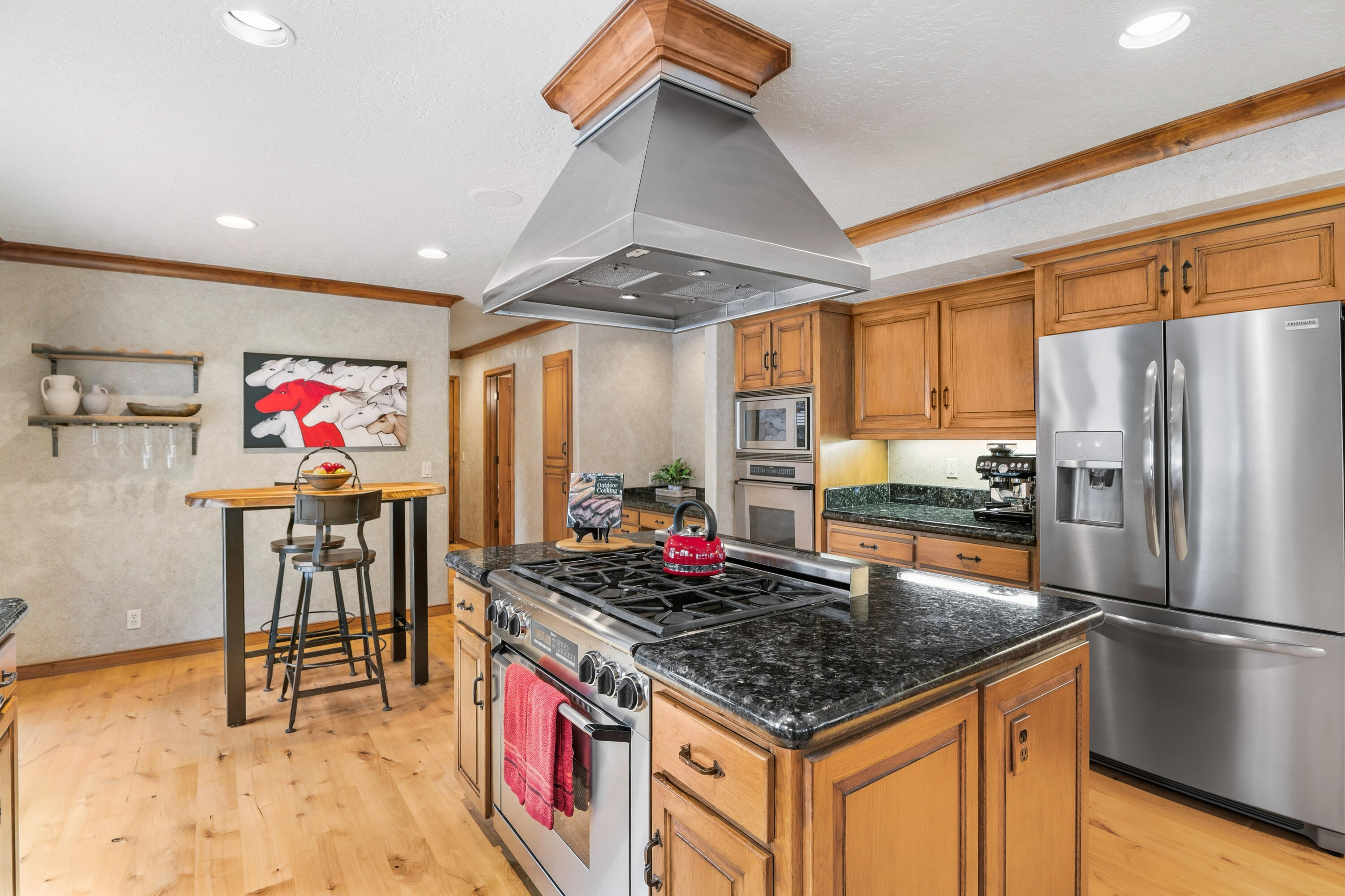17995 North Course Lane, Unit 8 Sunriver, OR 97707 - Photo 20 of 44 built in wall oven