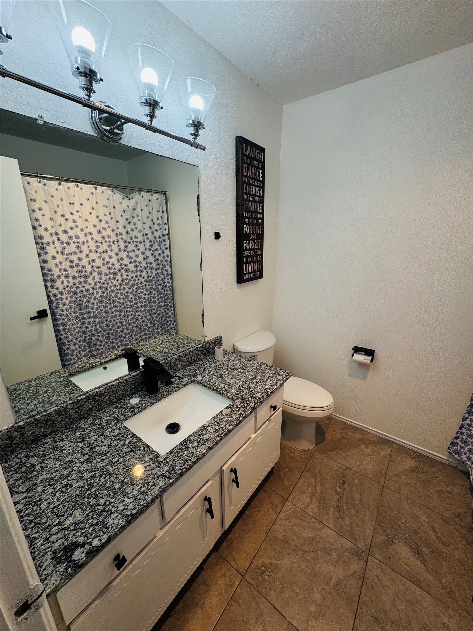 5800 Lumberdale Road, Unit 90 Houston, TX 77092 - Photo 25 of 39 The main bathroom ensuite has been nicely updated.
