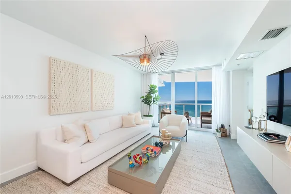 $9,800 | 3801 Collins Avenue, Unit 1502, Miami Beach, FL 33140