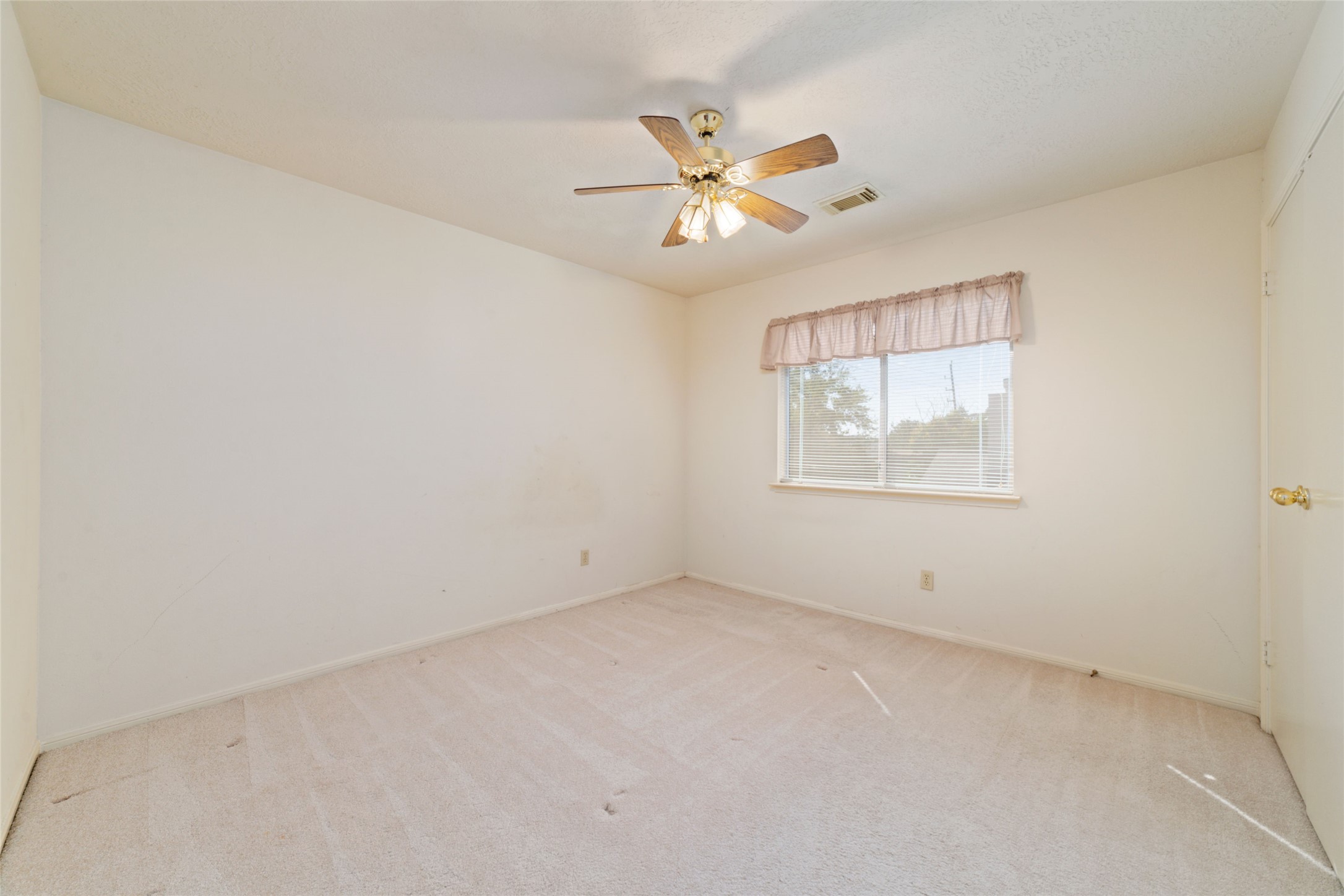 3327 Keygate Drive Spring, TX 77388 - Photo 31 of 37 an empty room with a window and a fan