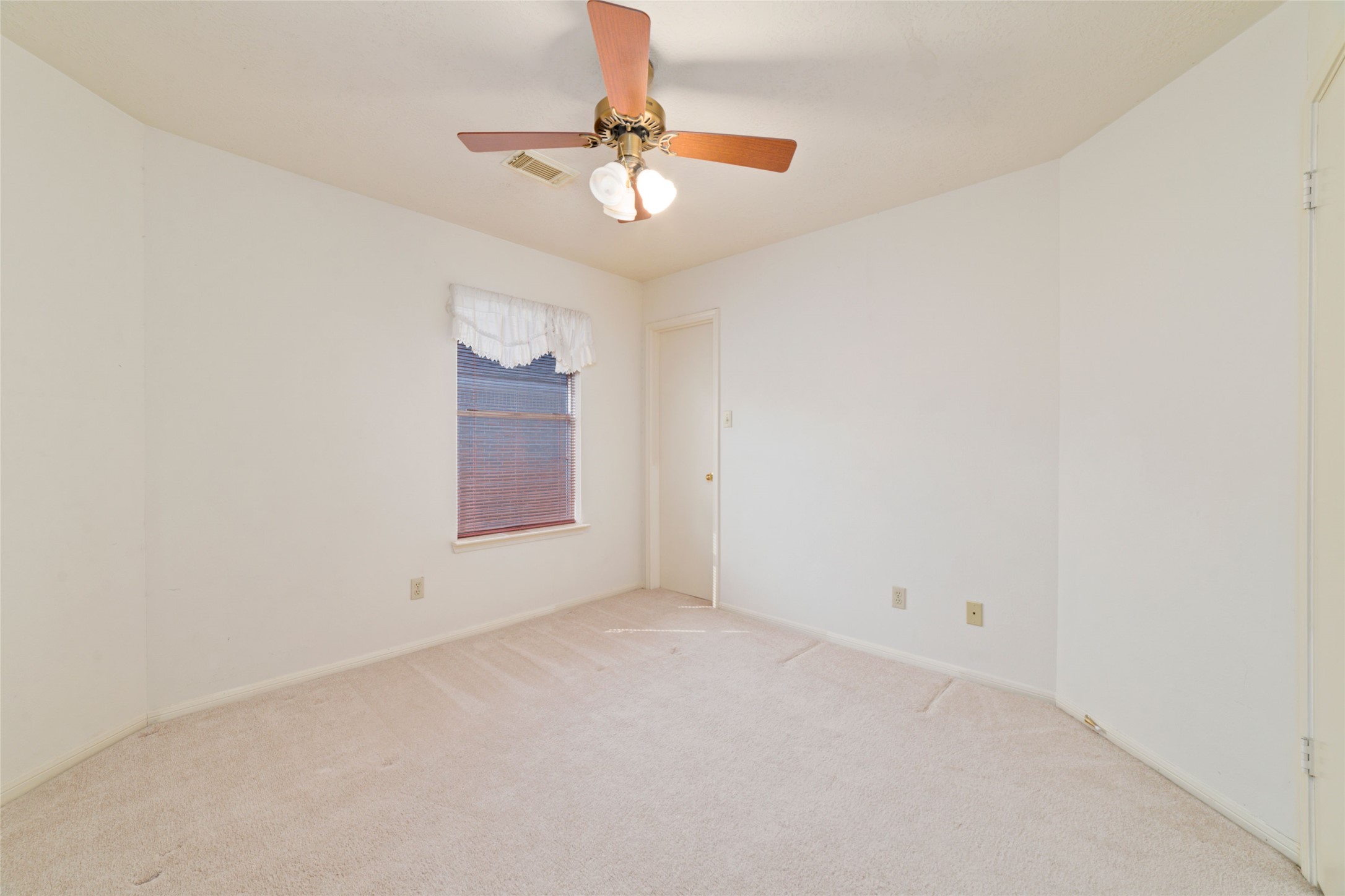 3327 Keygate Drive Spring, TX 77388 - Photo 33 of 37 an empty room with a chandelier fan and windows