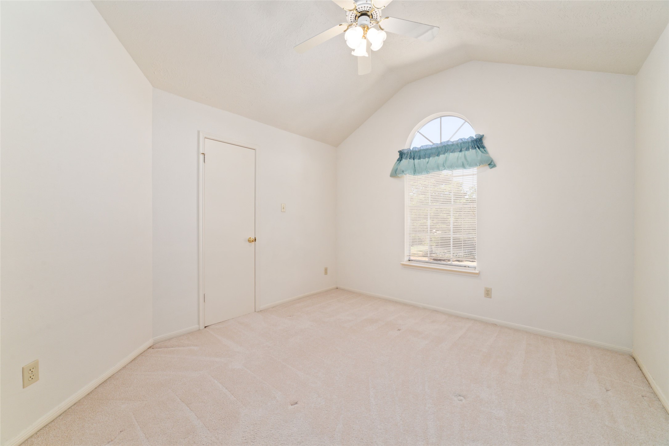 3327 Keygate Drive Spring, TX 77388 - Photo 34 of 37 an empty room with chandelier fan and windows