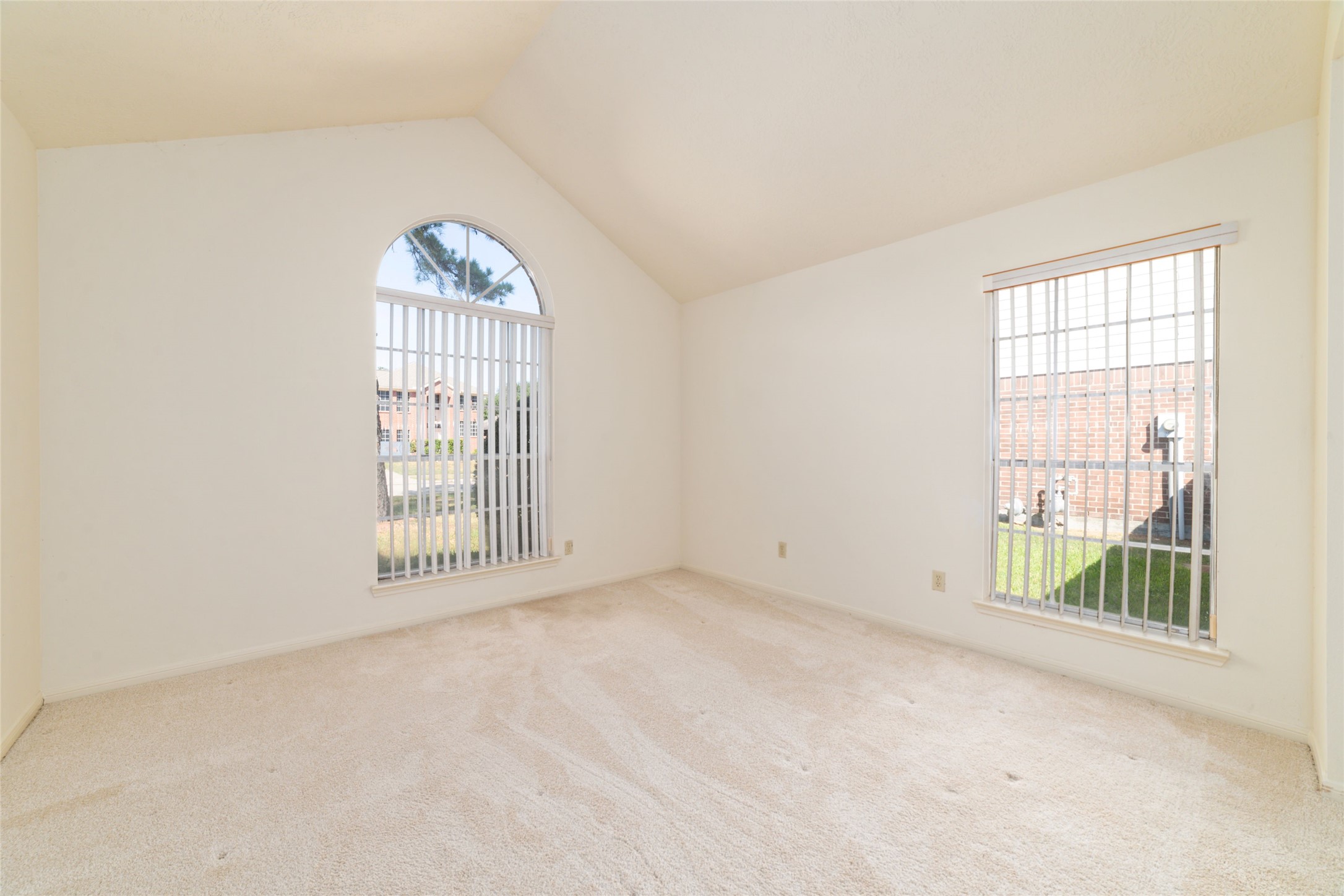 3327 Keygate Drive Spring, TX 77388 - Photo 5 of 37 an empty room with windows