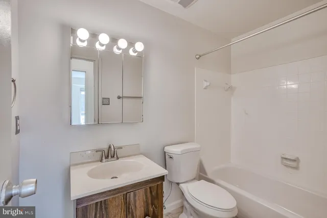 $2,100 | 6155 Edsall Road, Unit M, Alexandria, VA 22304