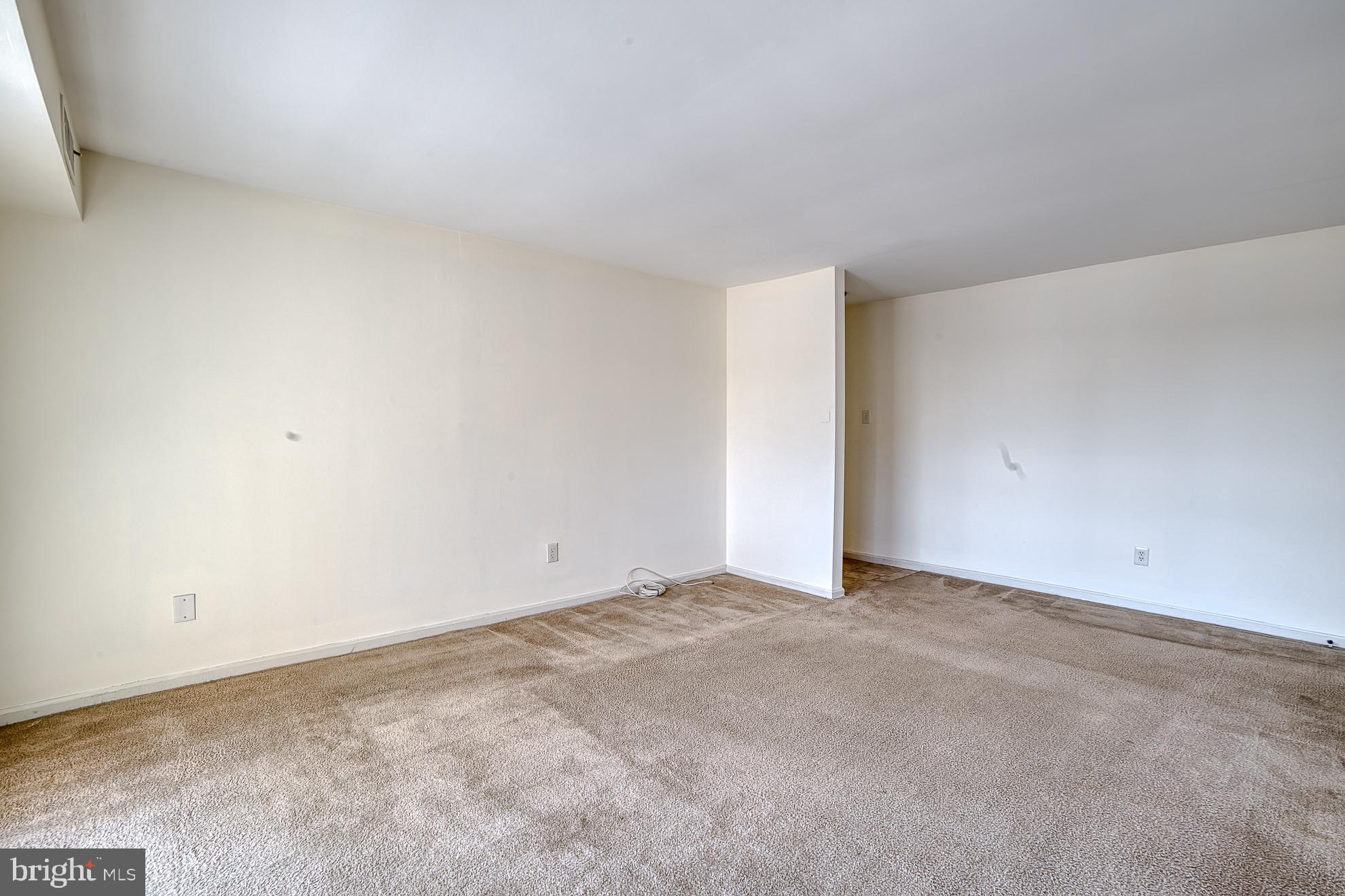 6155 Edsall Road, Unit M Alexandria, VA 22304 - Photo 4 of 20 Living Room