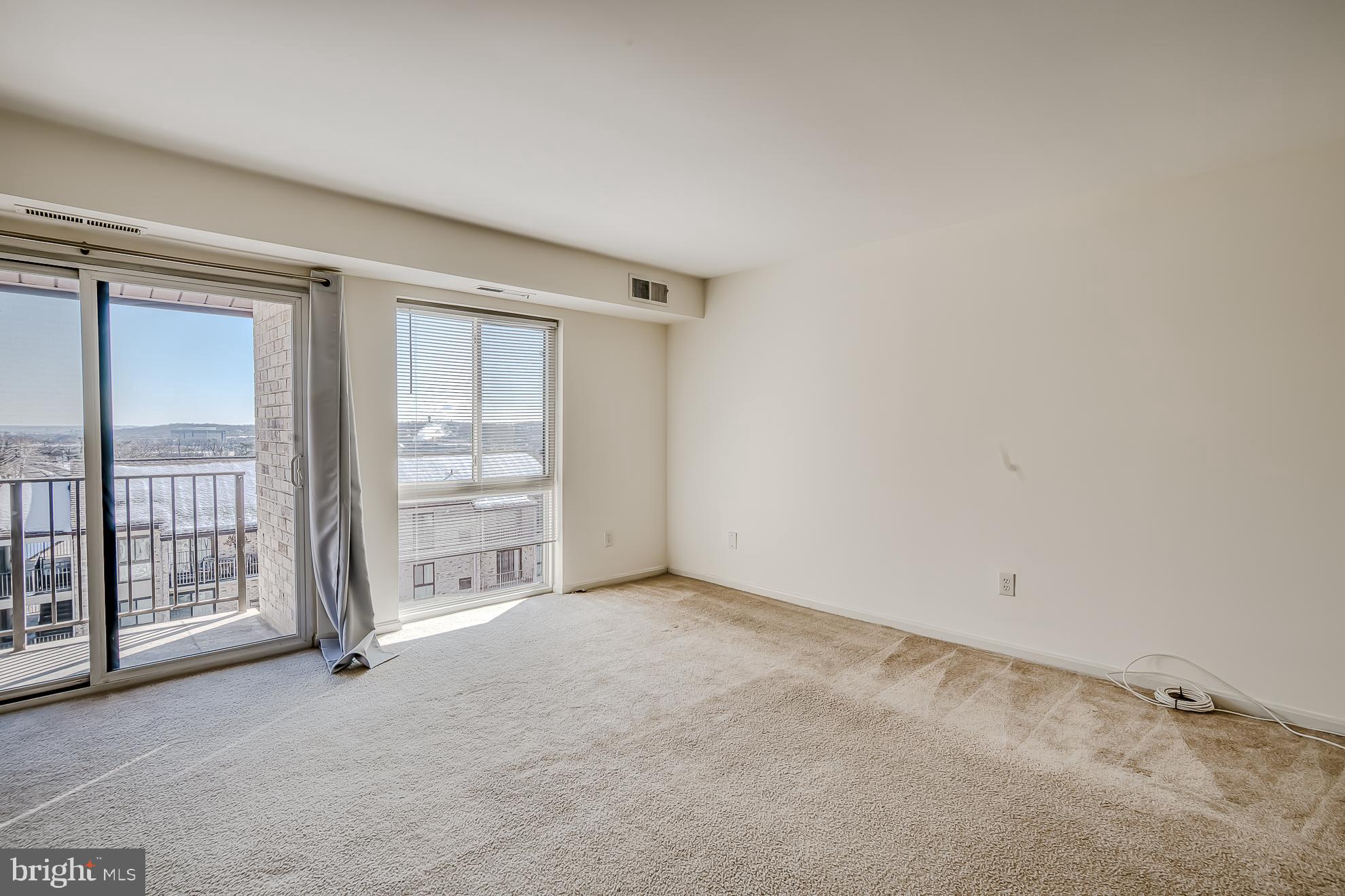 6155 Edsall Road, Unit M Alexandria, VA 22304 - Photo 5 of 20 Living Room