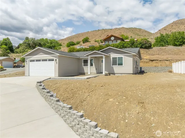 $425,000 | 358 Ives Street, Pateros, WA 98846