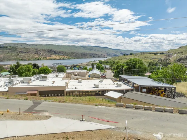 $425,000 | 358 Ives Street, Pateros, WA 98846