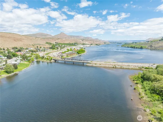$425,000 | 358 Ives Street, Pateros, WA 98846