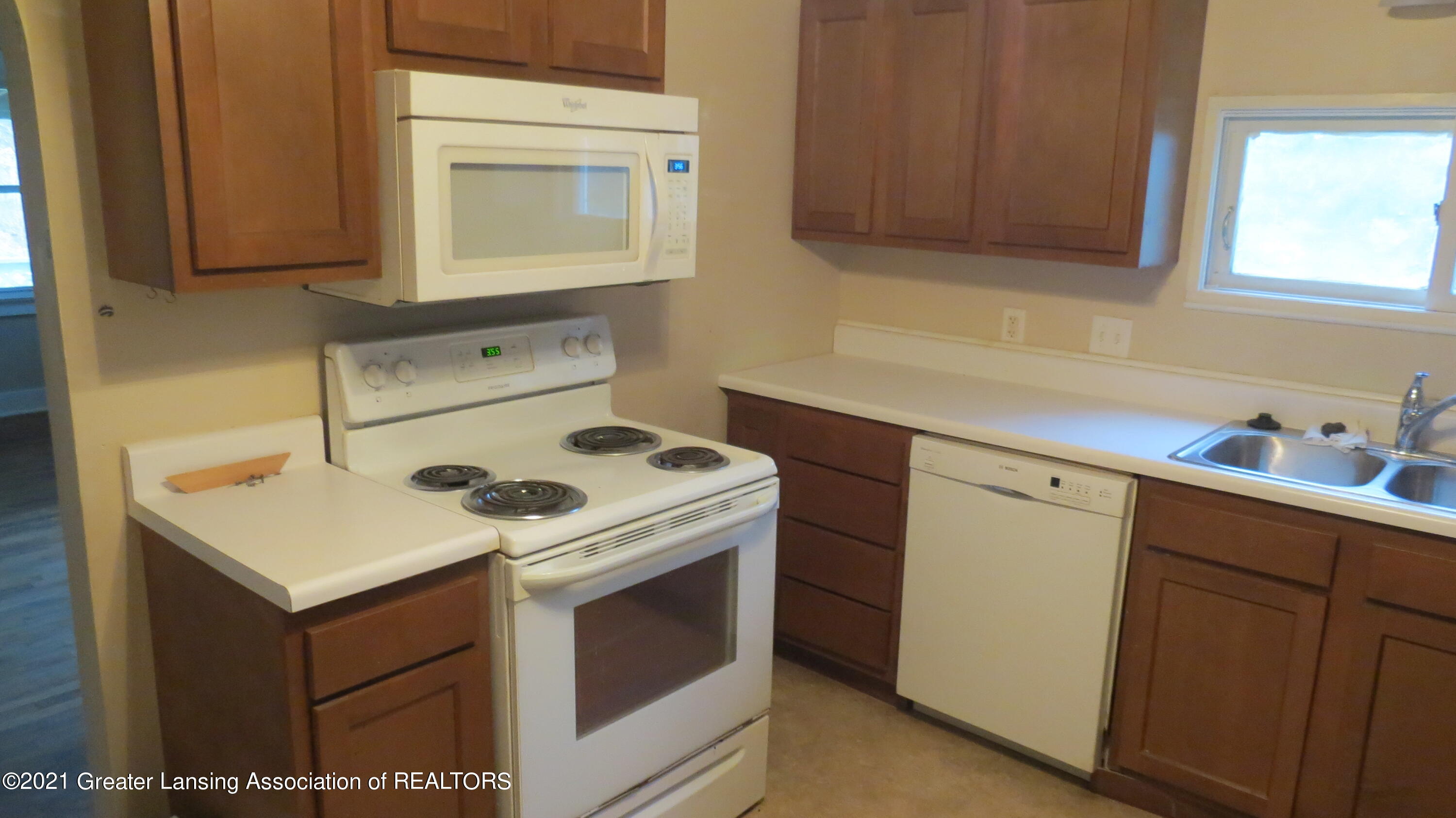 1481 West Valley Road Lansing, MI 48906 - Photo 4 of 35 IMG_9005