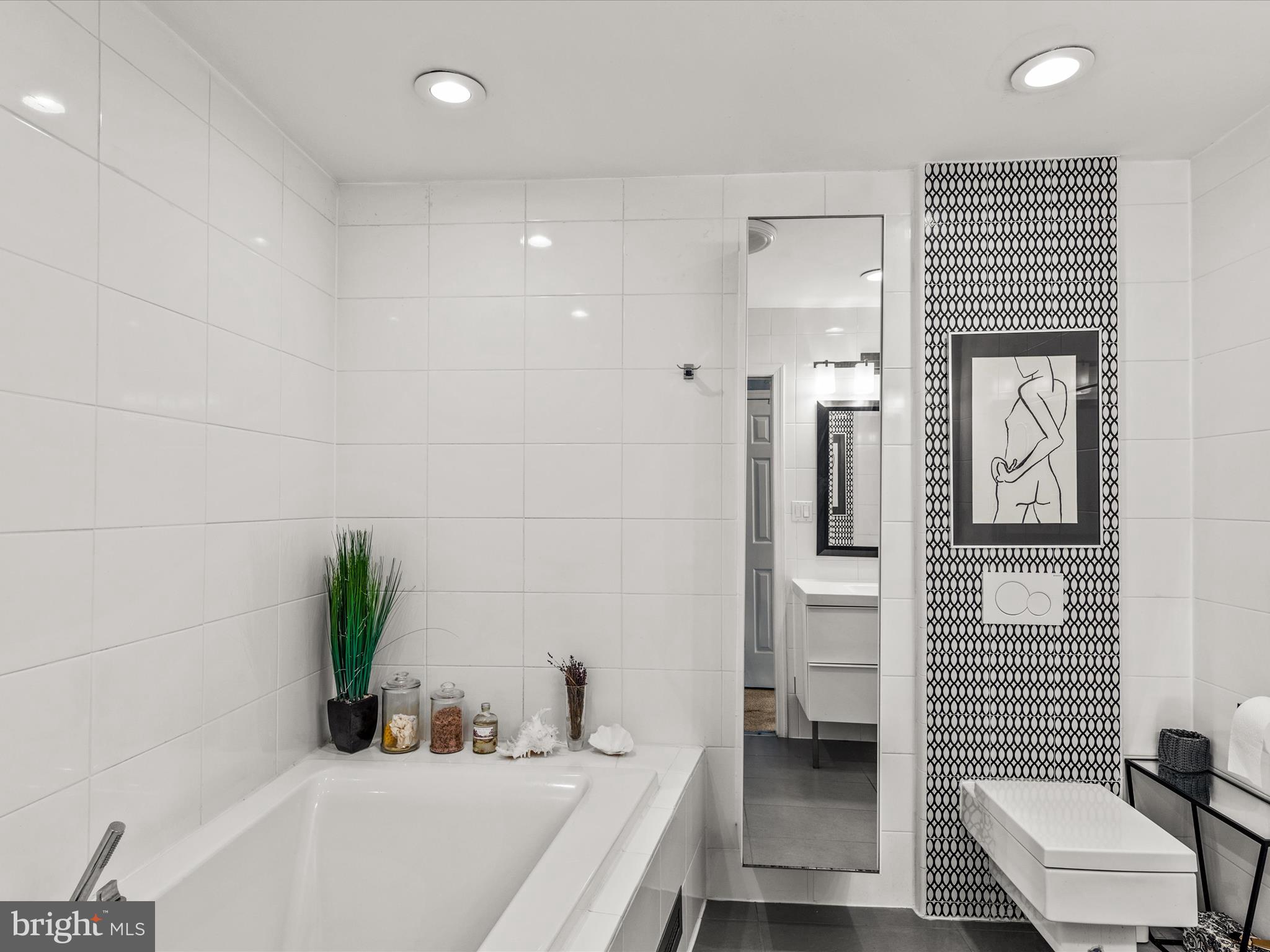 721 Rusty Anchor Road, Unit 22 Ocean City, MD 21842 - Photo 28 of 31 2nd floor bath