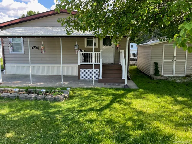 a view of a house with backyard