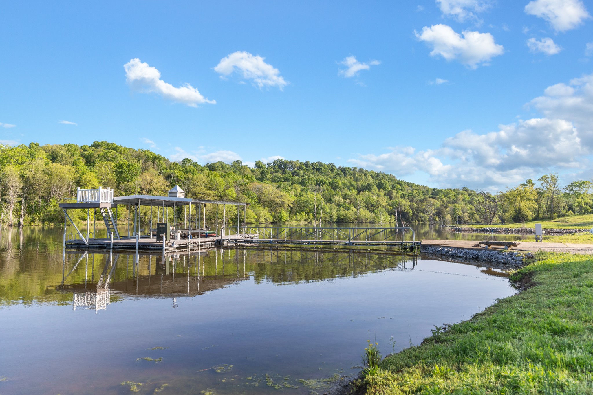 605 Red Oak Road Petersburg, TN 37144 - Photo 32 of 98 a view of a lake with a mountain