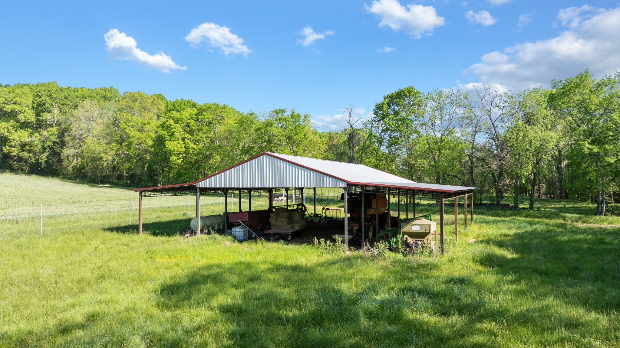 605 Red Oak Road Petersburg, TN 37144 - Photo 44 of 98 a backyard of a house with table and chairs