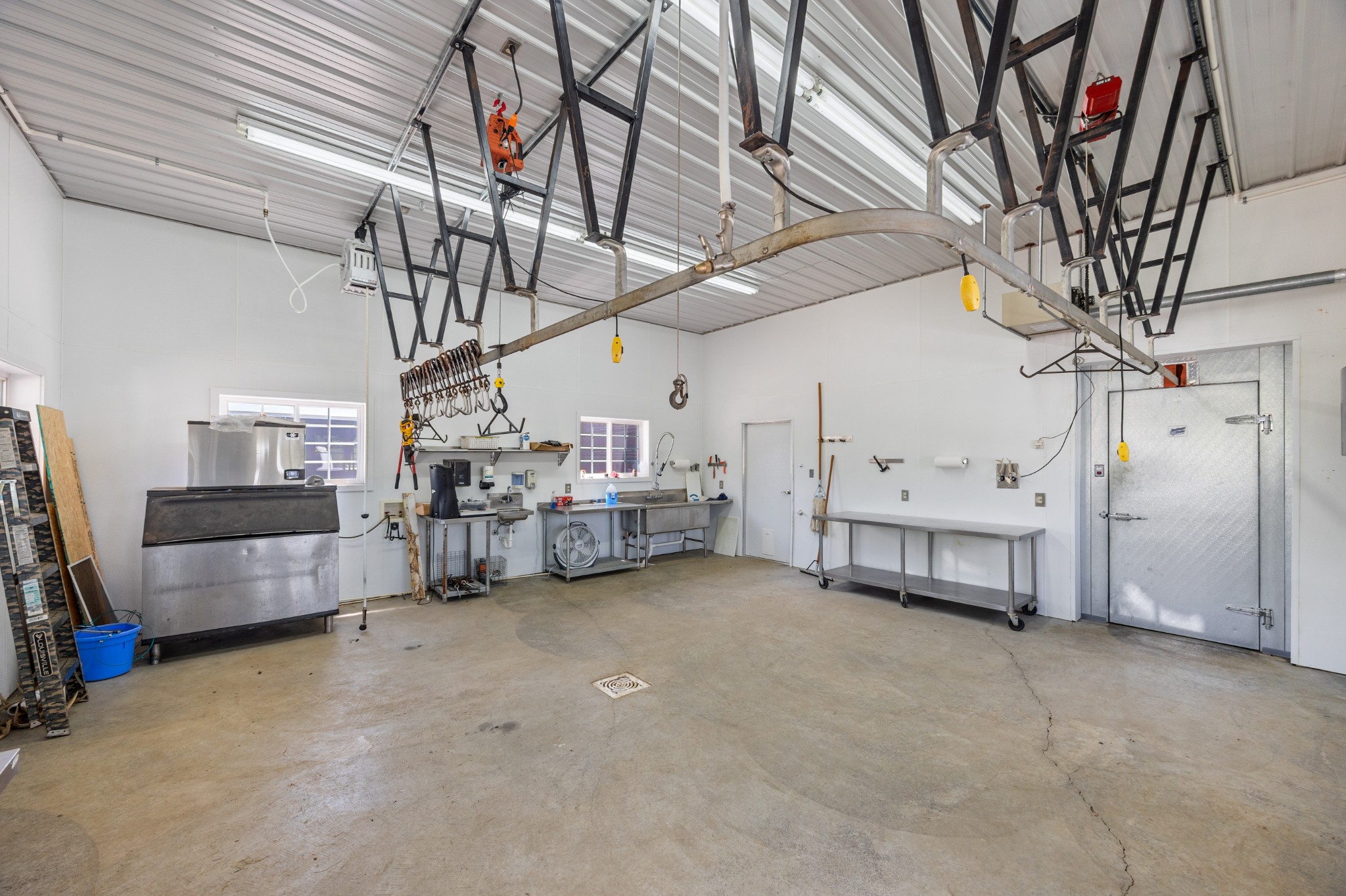 605 Red Oak Road Petersburg, TN 37144 - Photo 65 of 98 a view of a livingroom with furniture and a chandelier