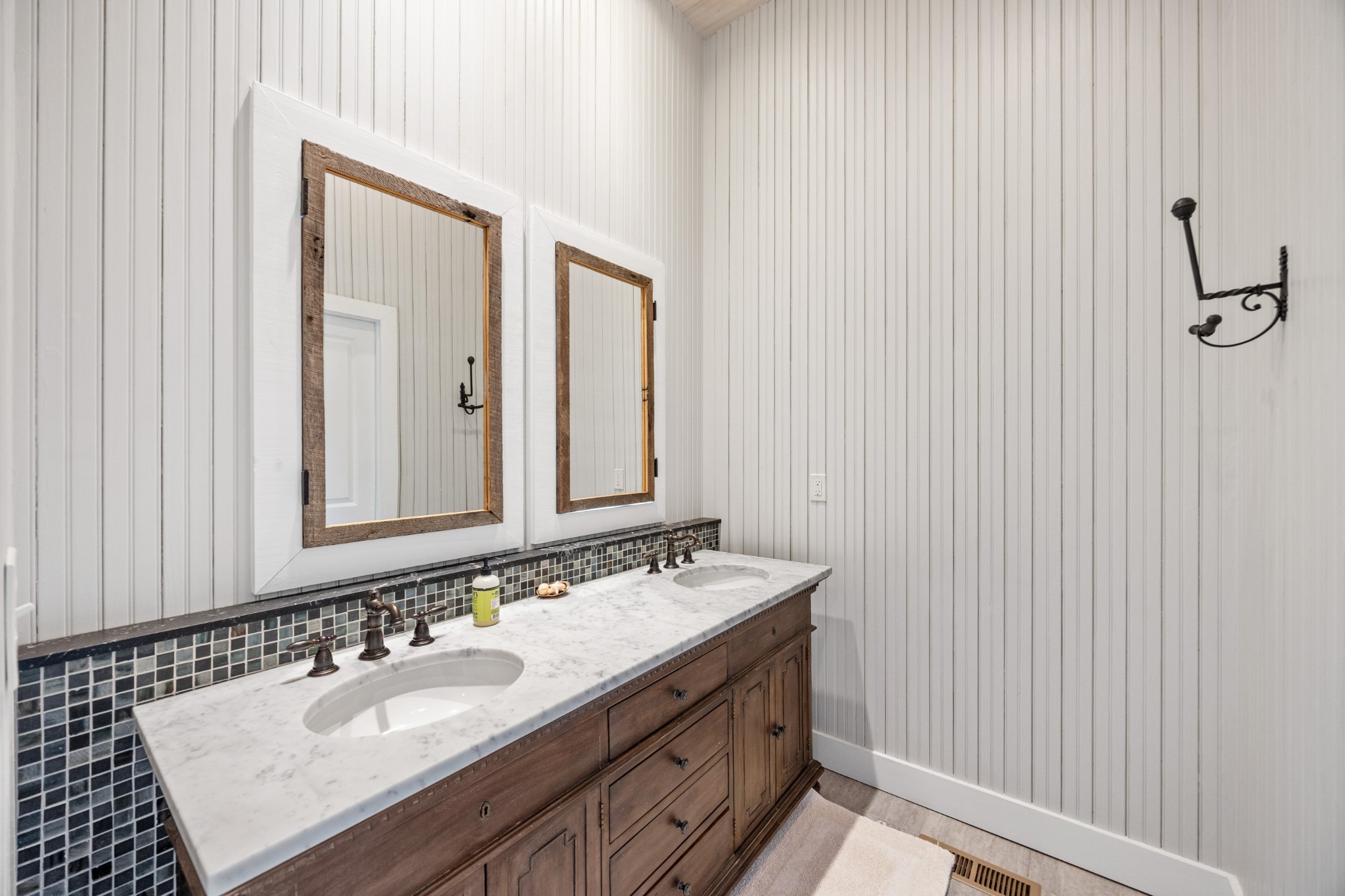 605 Red Oak Road Petersburg, TN 37144 - Photo 79 of 98 a bathroom with a sink and a mirror