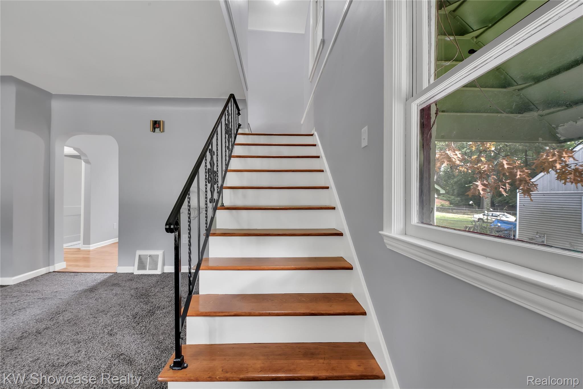 21630 Berg Road Southfield, MI 48033 - Photo 18 of 31 STAIRS LEADING TO THE MASTER BEDROOM