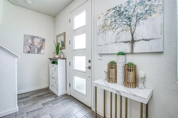 a view of entryway with furniture