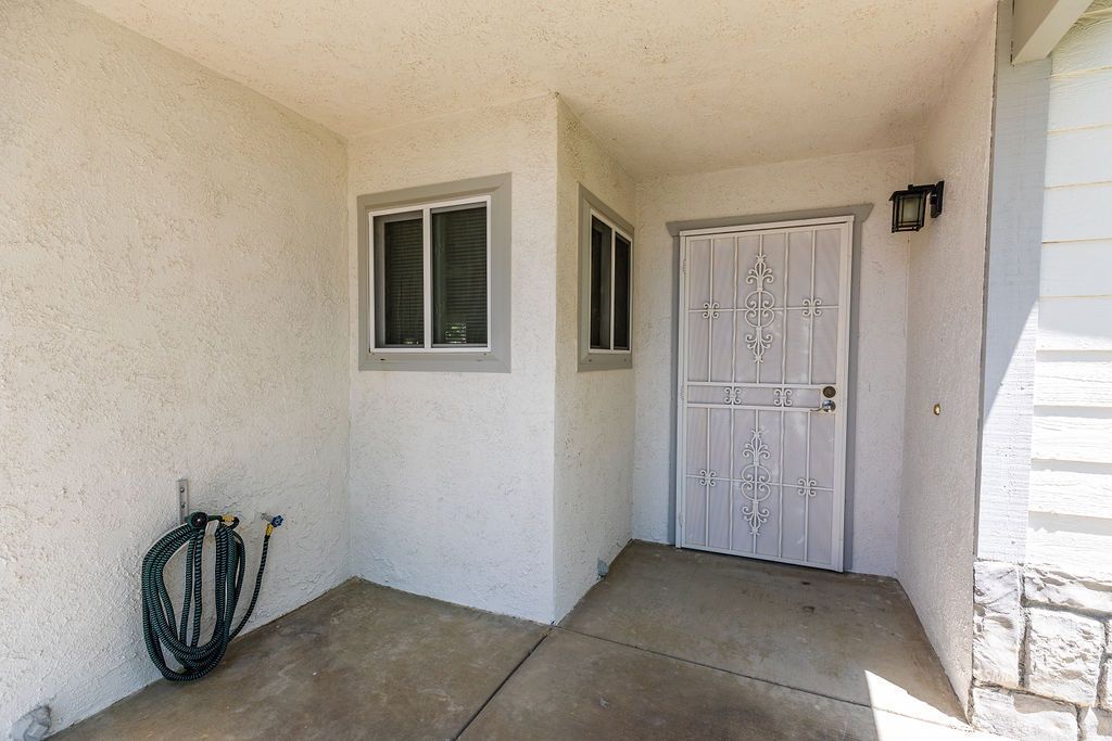 324 East Upjohn Avenue Ridgecrest, CA 93555 - Photo 4 of 35 an empty room with windows