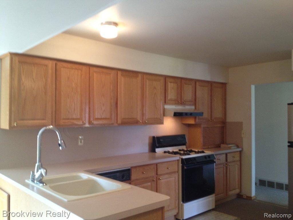 32139 Hayes Road Warren, MI 48088 - Photo 2 of 17 Kitchen