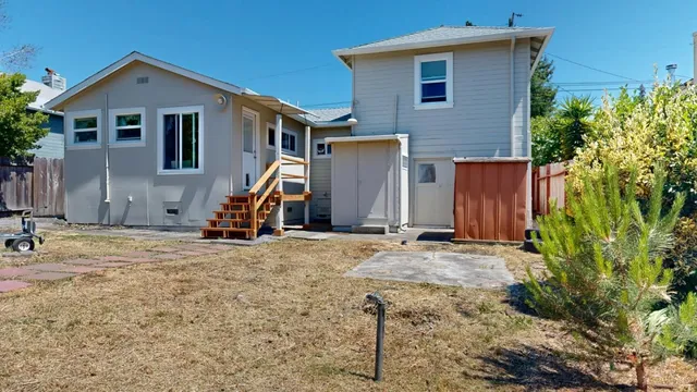 a view of a house with backyard
