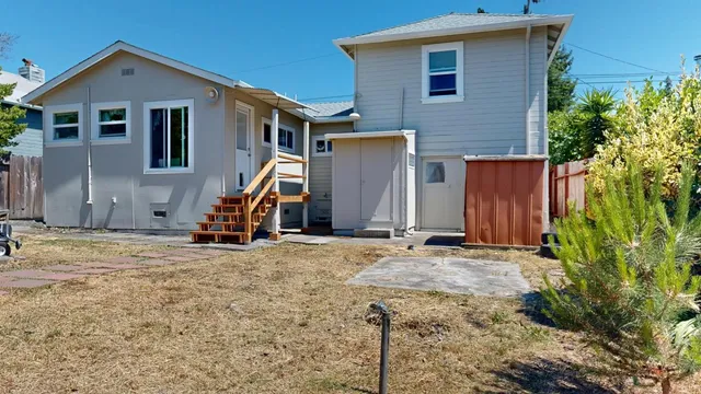a view of a house with backyard