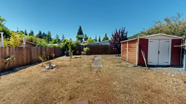 a view of a backyard