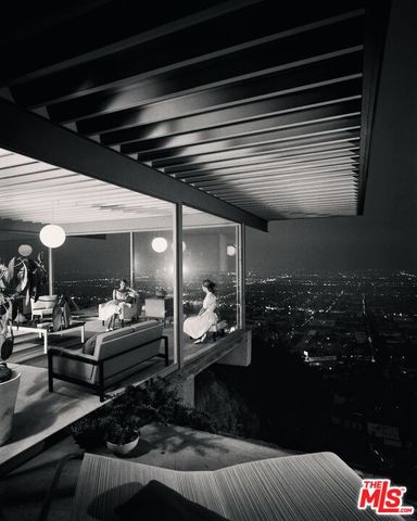 $25,000,000 | 1635 Woods Drive, Los Angeles, CA 90069