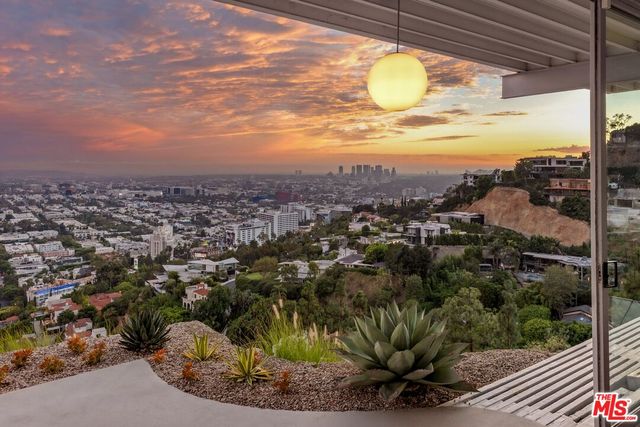 $25,000,000 | 1635 Woods Drive, Los Angeles, CA 90069