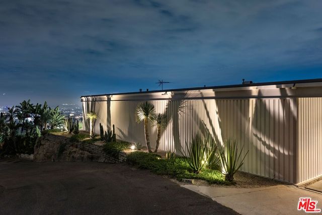 $25,000,000 | 1635 Woods Drive, Los Angeles, CA 90069