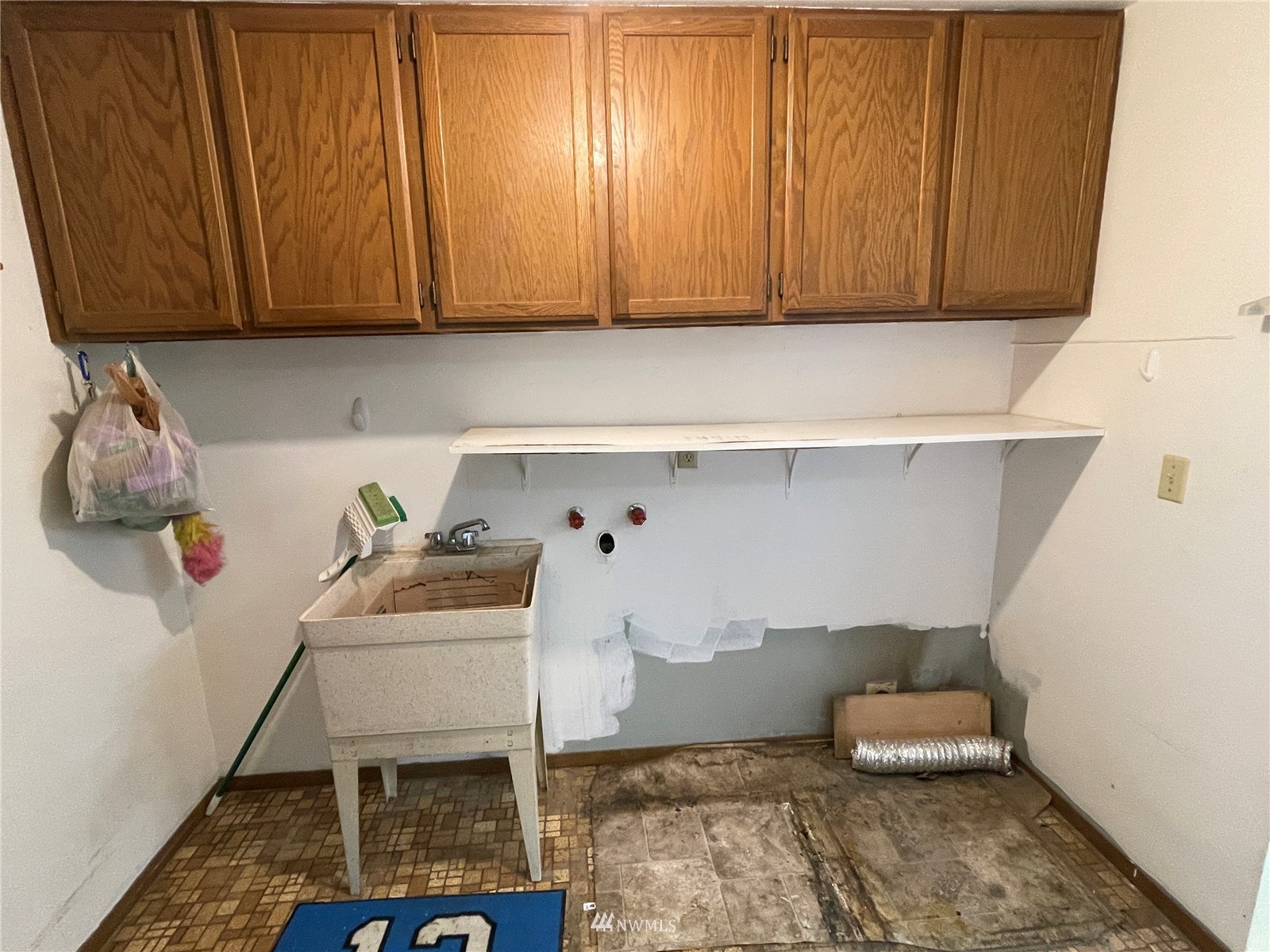 1803 East Tokio Road Ritzville, WA 99169 - Photo 14 of 35 a room with a sink and cabinets