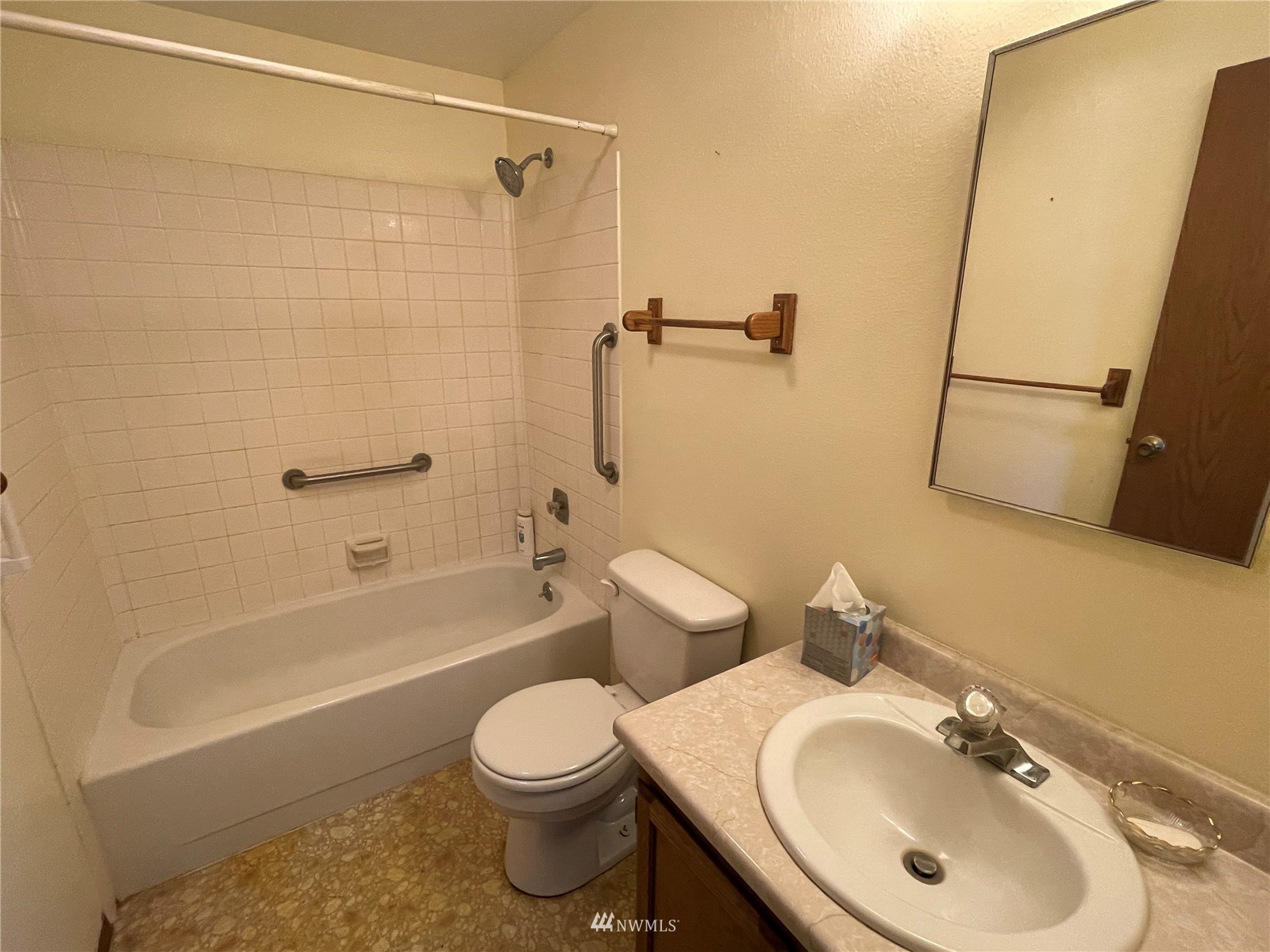 1803 East Tokio Road Ritzville, WA 99169 - Photo 17 of 35 a bathroom with a sink toilet and shower