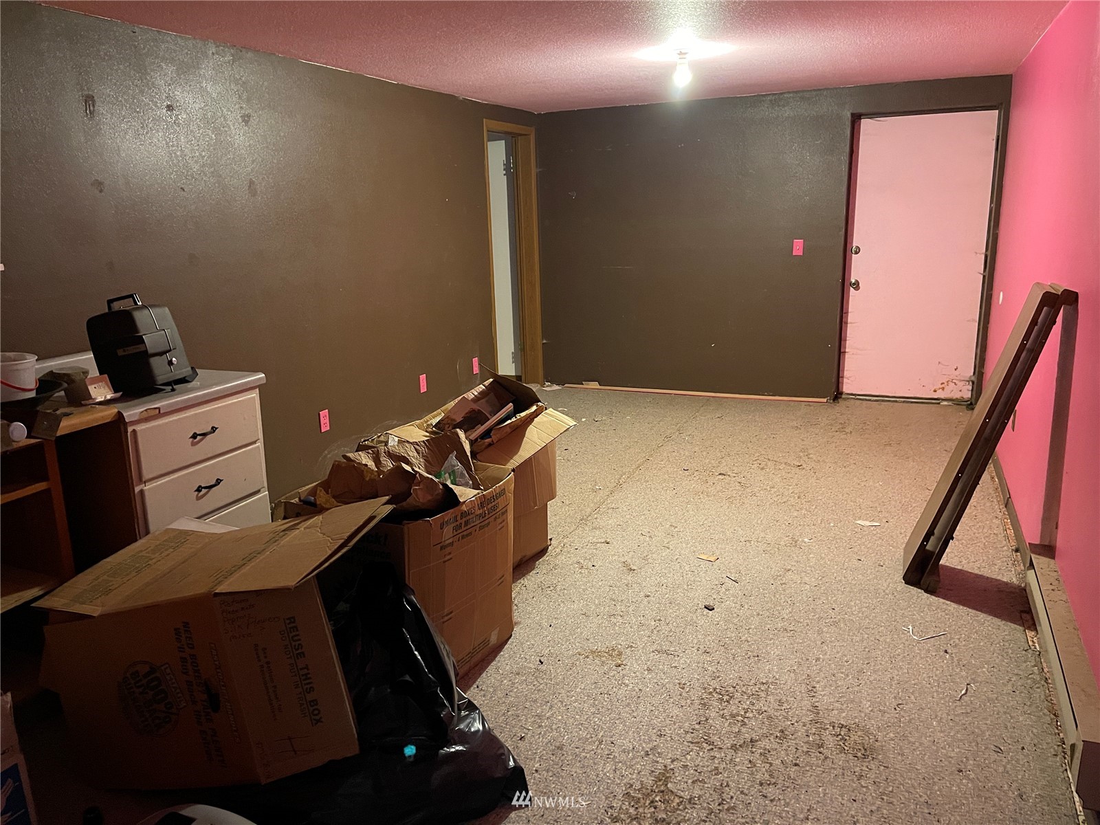 1803 East Tokio Road Ritzville, WA 99169 - Photo 19 of 35 a bedroom with a bed and a dresser