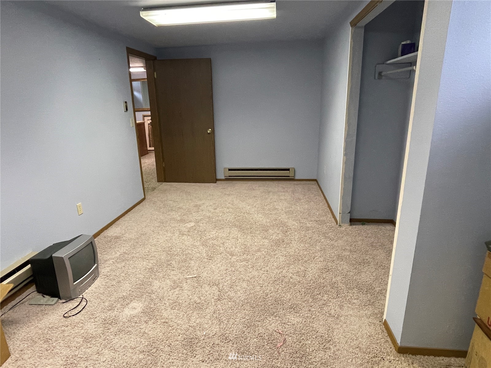 1803 East Tokio Road Ritzville, WA 99169 - Photo 22 of 35 an empty room with windows