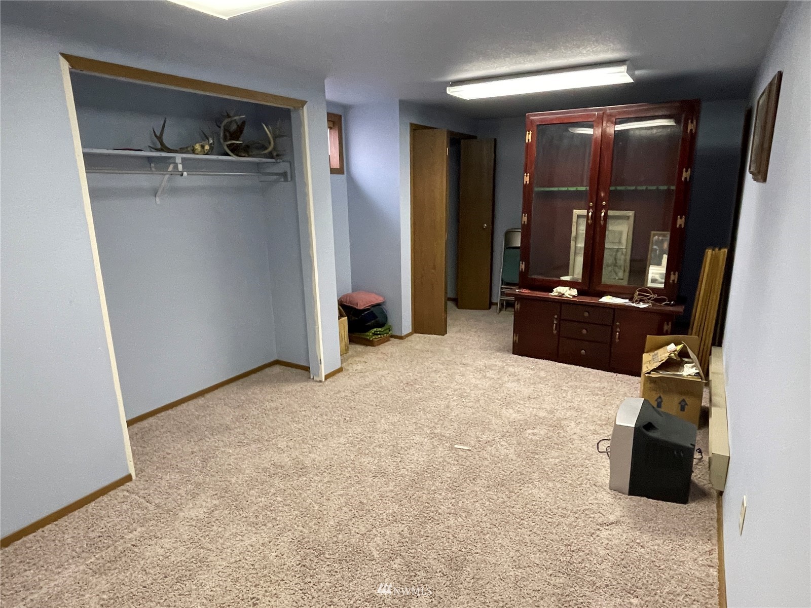 1803 East Tokio Road Ritzville, WA 99169 - Photo 23 of 35 an empty room with closet and mirror