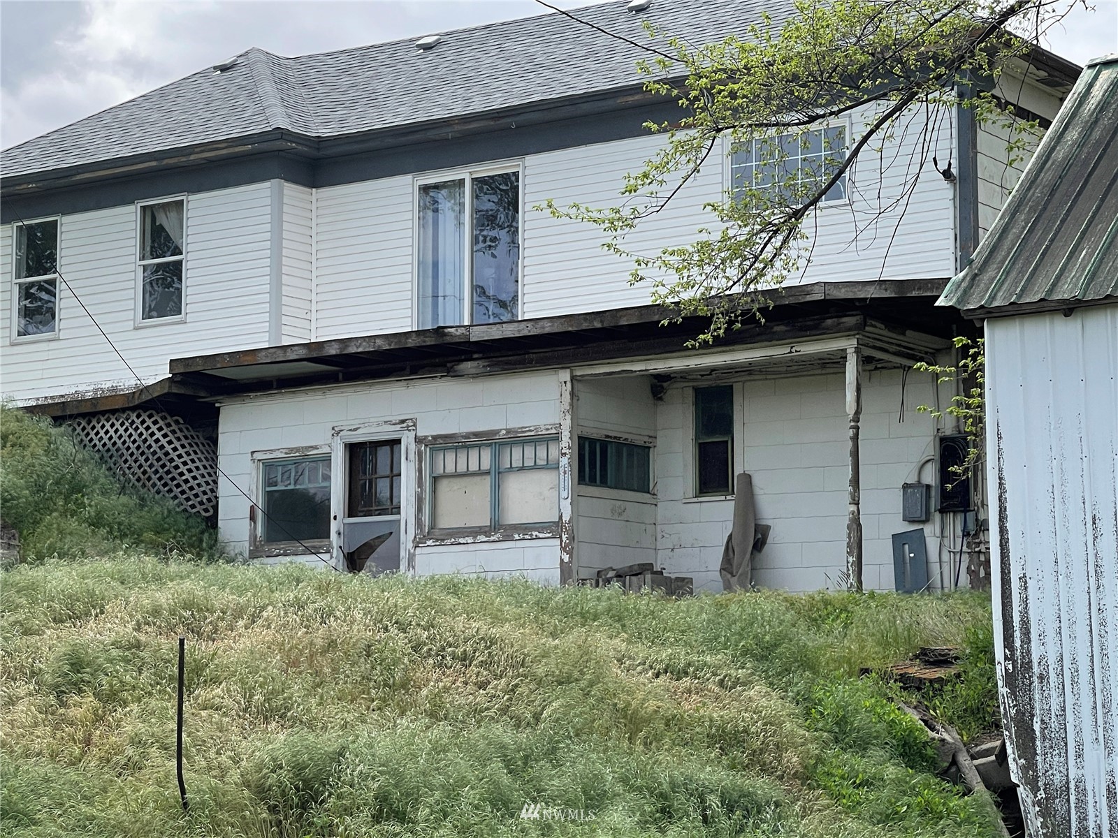 1803 East Tokio Road Ritzville, WA 99169 - Photo 26 of 35 a front view of a house with garden