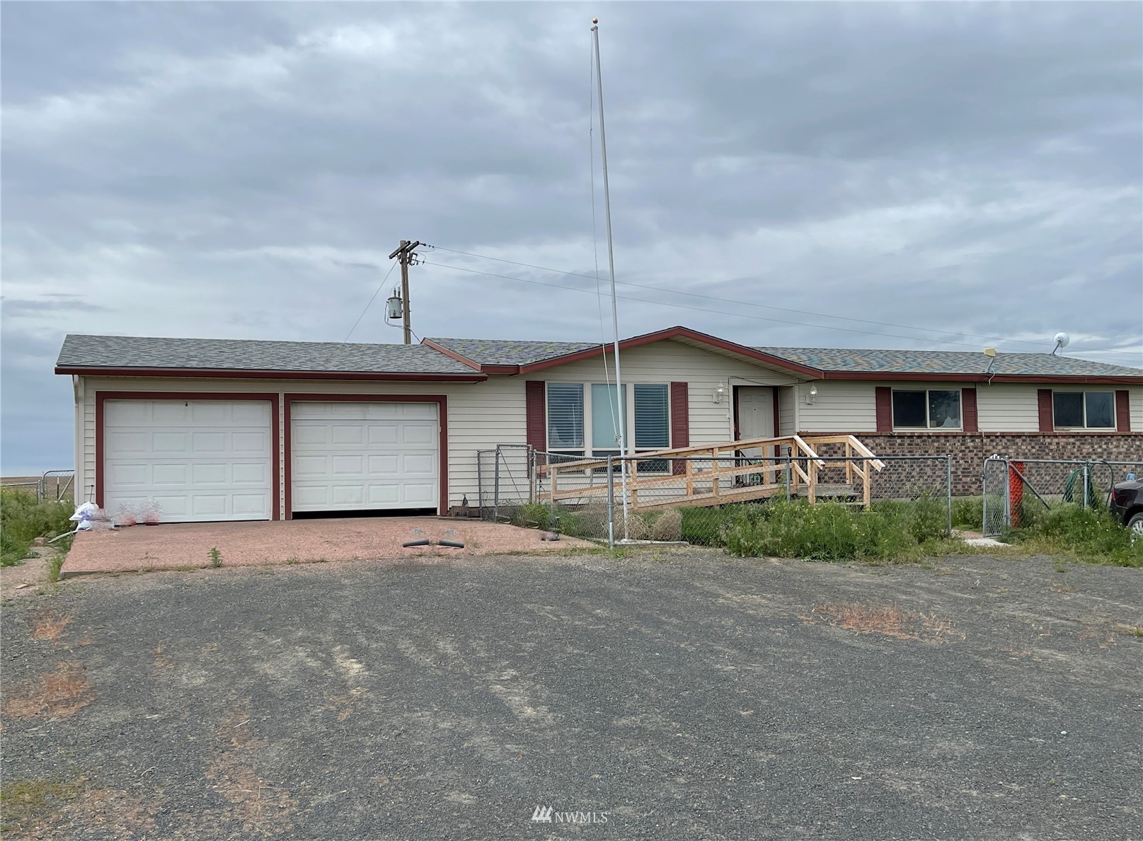 1803 East Tokio Road Ritzville, WA 99169 - Photo 4 of 35 a front view of a house with a yard and garage