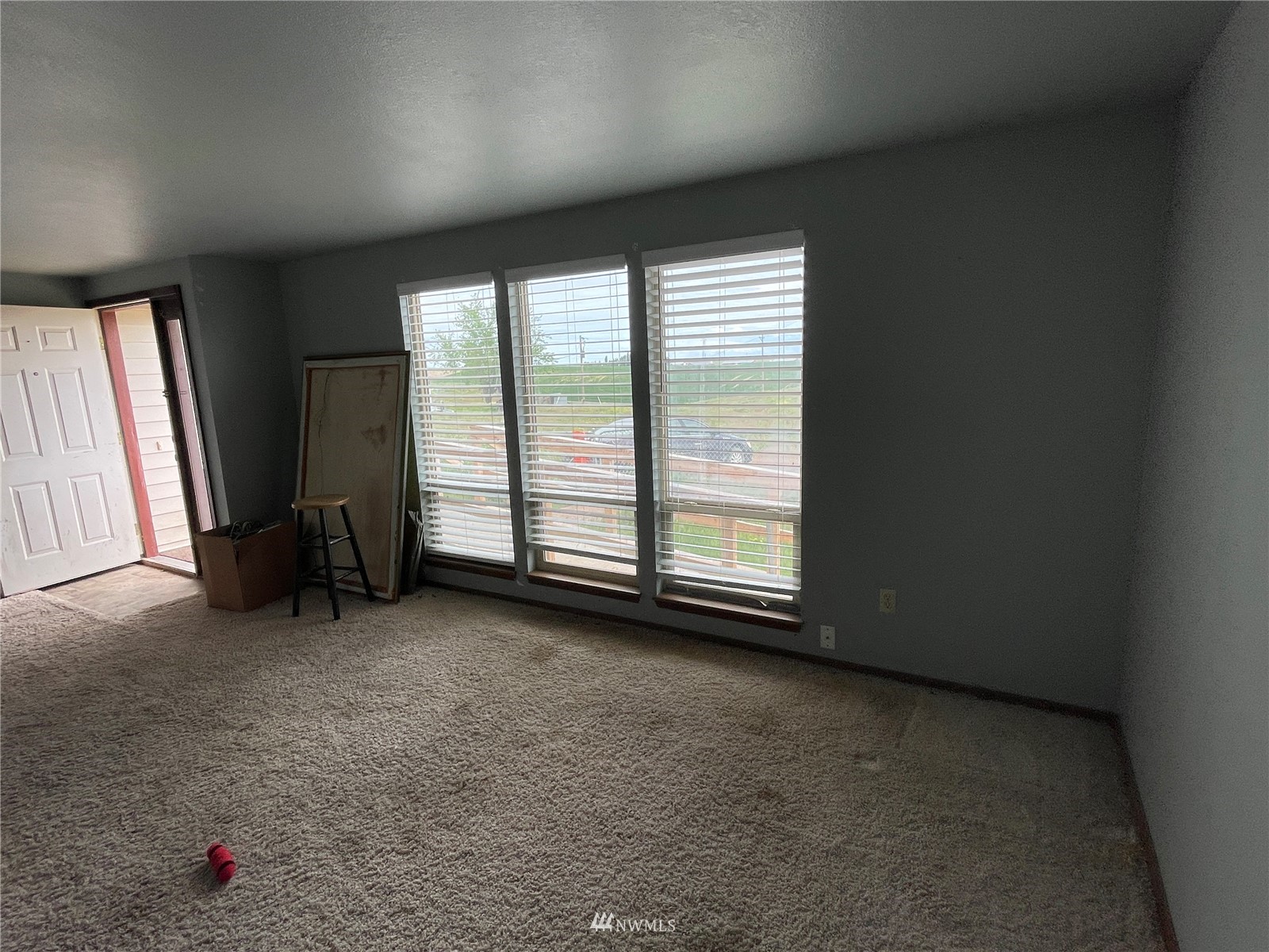 1803 East Tokio Road Ritzville, WA 99169 - Photo 5 of 35 an empty room with windows