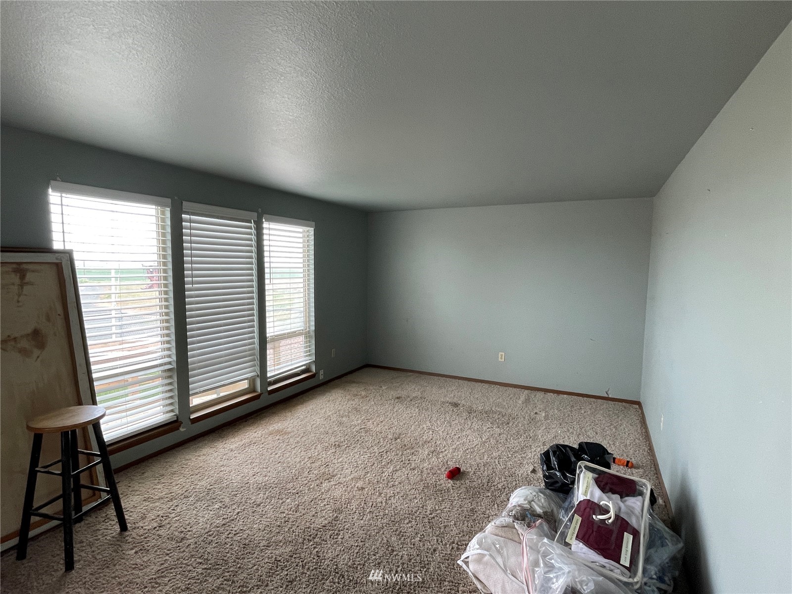 1803 East Tokio Road Ritzville, WA 99169 - Photo 6 of 35 a view of a livingroom with furniture and a window