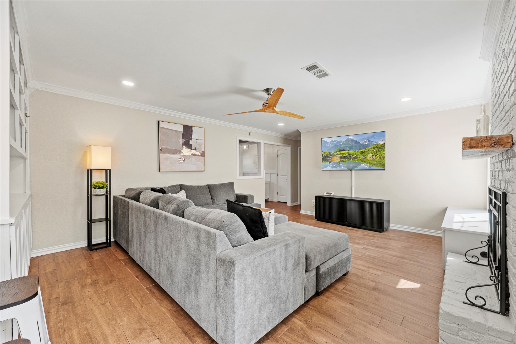 6031 McKnight Street Houston, TX 77035 - Photo 15 of 37 a living room with furniture and a flat screen tv