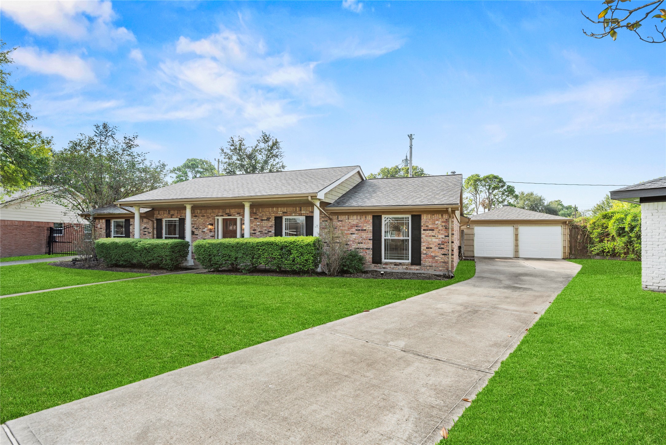 6031 McKnight Street Houston, TX 77035 - Photo 2 of 37 a front view of a house with garden