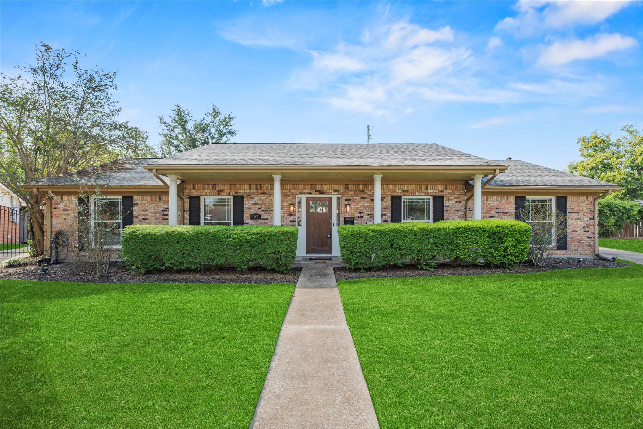 6031 McKnight Street Houston, TX 77035 - Photo 5 of 37 front view of a house and a yard