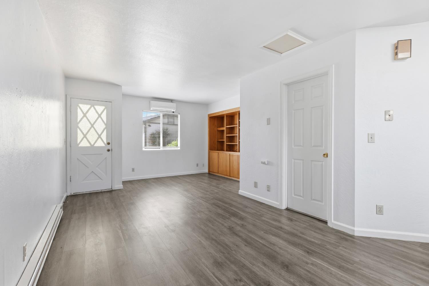 91 Summit Avenue Sonora, CA 95370 - Photo 4 of 53 an empty room with wooden floor and windows