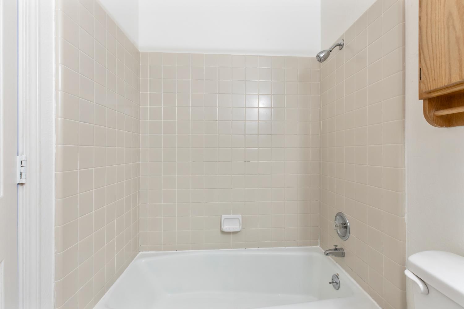 91 Summit Avenue Sonora, CA 95370 - Photo 10 of 53 a bathroom with a bathtub