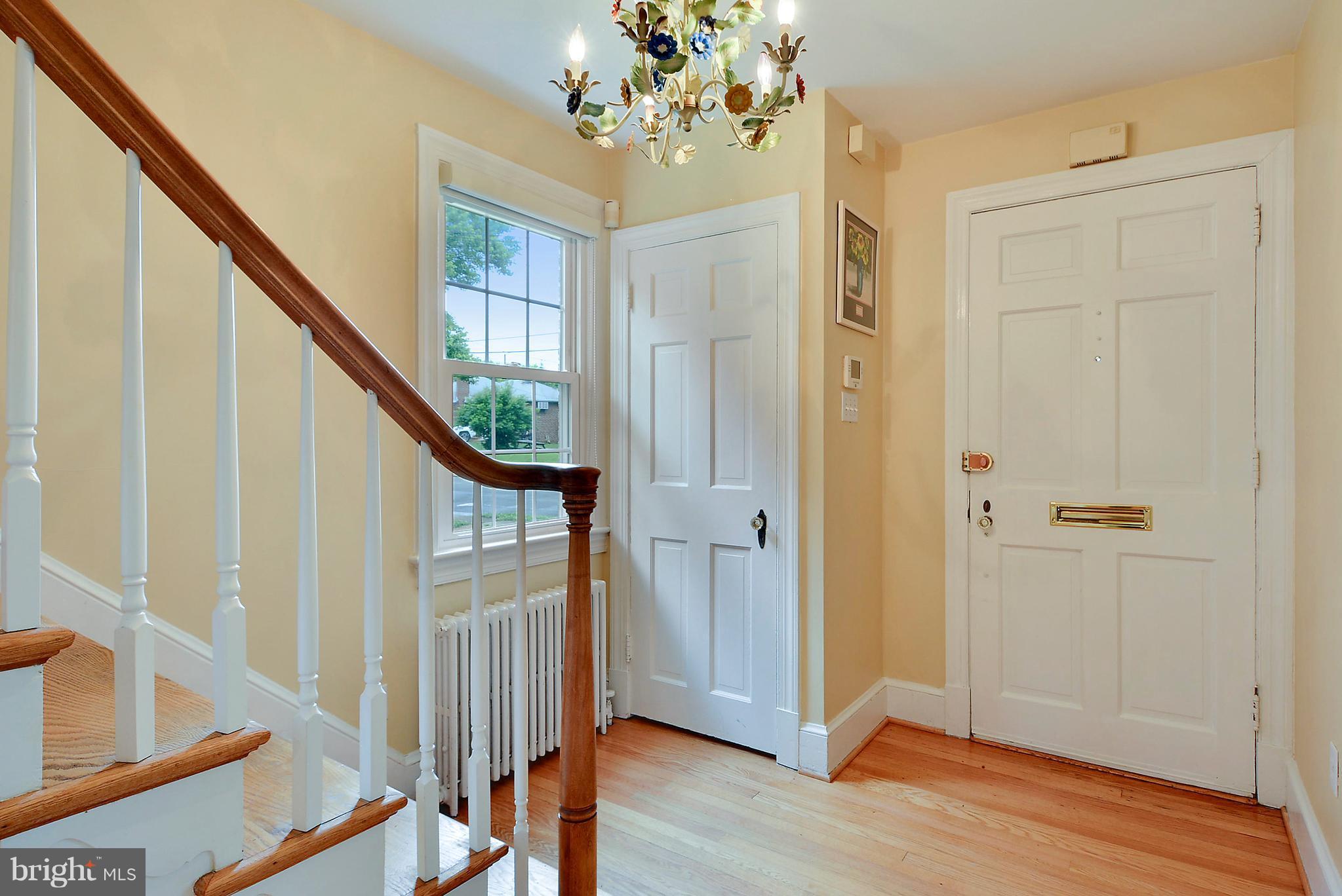 2700 Farm Road Alexandria, VA 22302 - Photo 2 of 30 Foyer